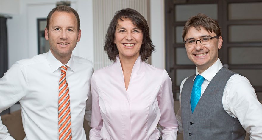 Dr. Sonntag Rechtsanwälte in Nürnberg Fürth und Erlangen SIE suchen einen guten Anwalt und wollen verständlich, zuverlässig und sicher beraten und vertreten werden? Dann sind SIE bei uns richtig. Wir führen SIE engagiert und kompetent durch Auseinandersetzungen und alle Verfahren vor Gericht. Auf Wunsch erhalten SIE so schnell wie möglich einen ersten Besprechungstermin. WIR setzen uns für SIE ein.