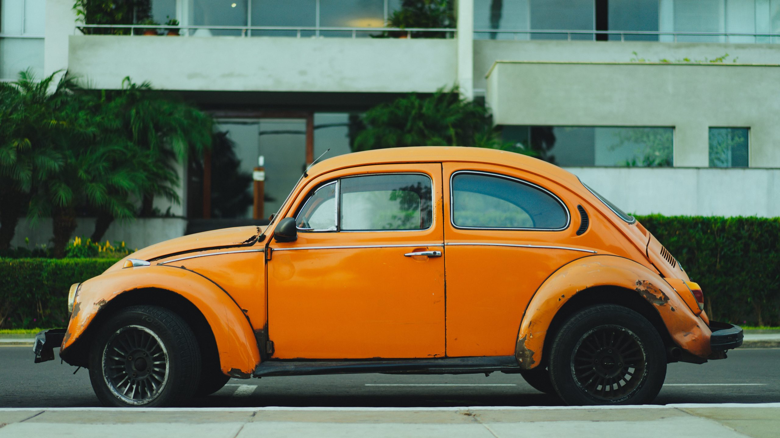 Verrosteter, orangener VW Käfer: Hier wird es mit Gewährleistung schwierig.