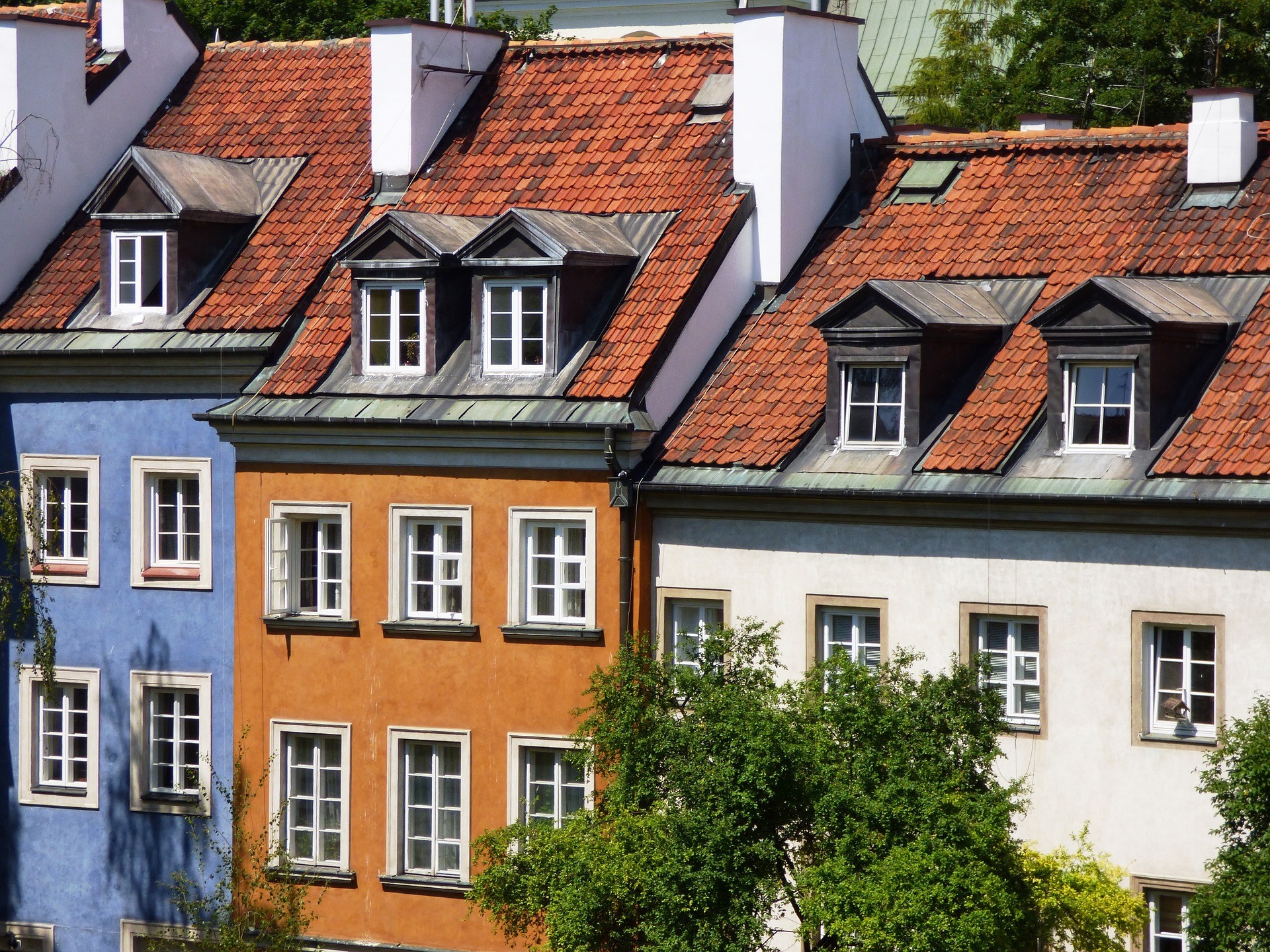 Bunte Altbau-Wohnhäuser. Wer solchen Hausbesitz zu vererben hat, ist mit einem Berliner Testament nicht immer gut beraten.