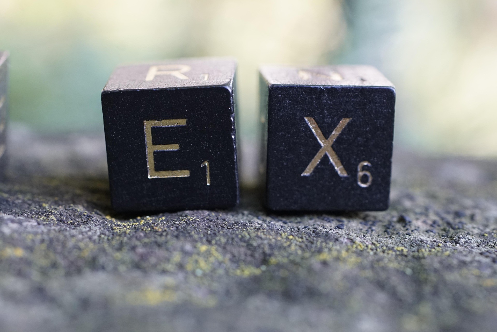 Die Buchstaben „EX“ sind hier sehr passend: Das Erbe bei Scheidung dreht sich um EX-Partner und EXitus.