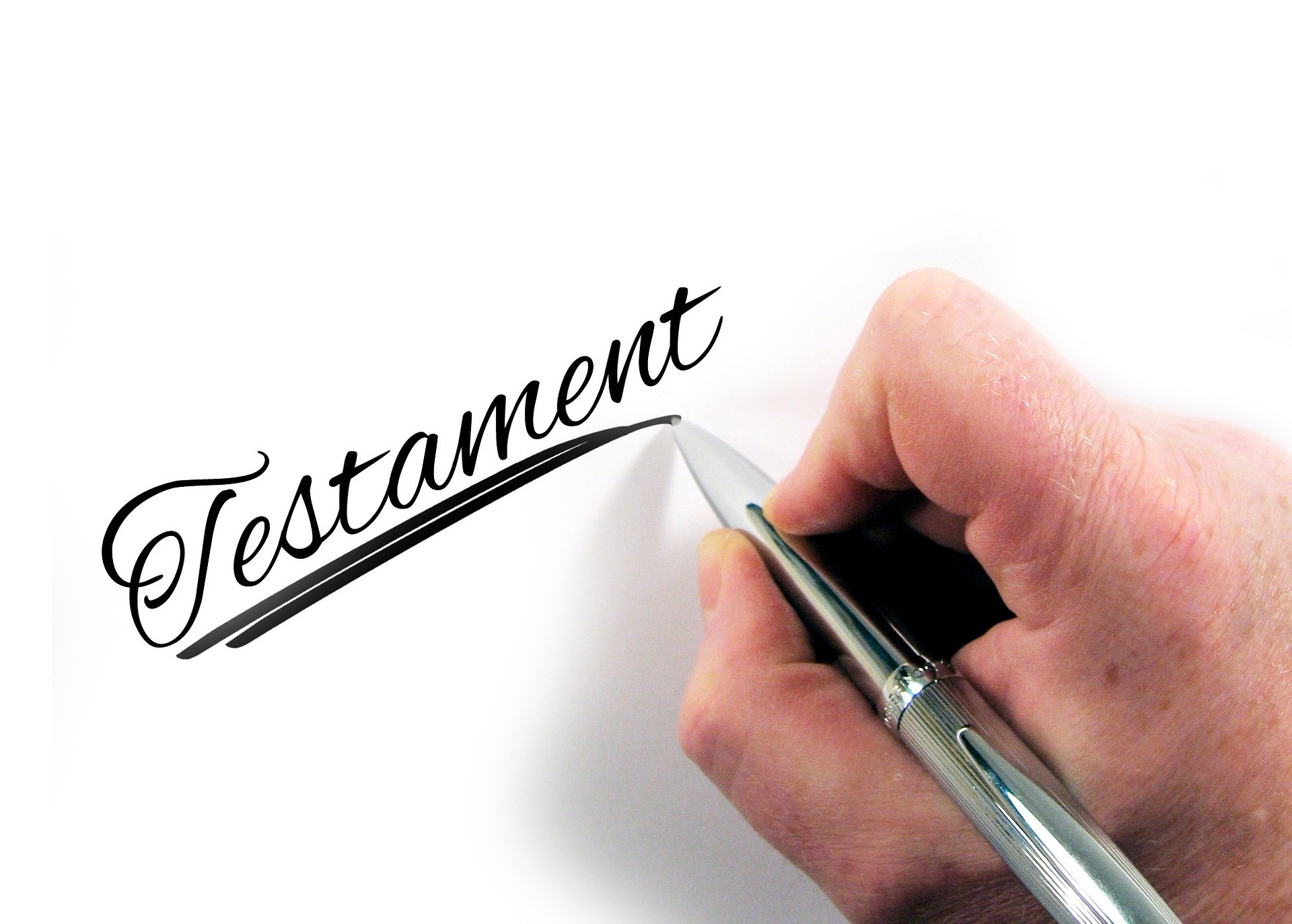 Ein älterer Mann schreibt sein Nürnberger Testament, das er beim Amtsgericht Nürnberg aufbewahren und registrieren will.