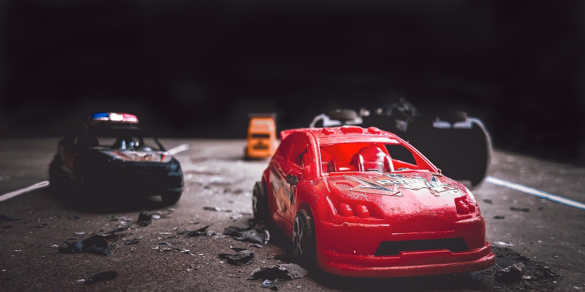 Mit Spielzeugautos nachgestellter Wegeunfall im Raum Nürnberg / Fürth.
