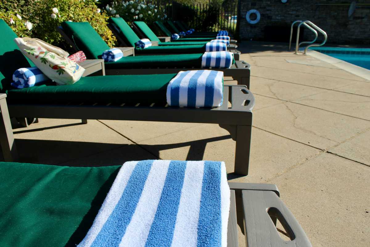 Reservierung durch Handtuch auf Liege