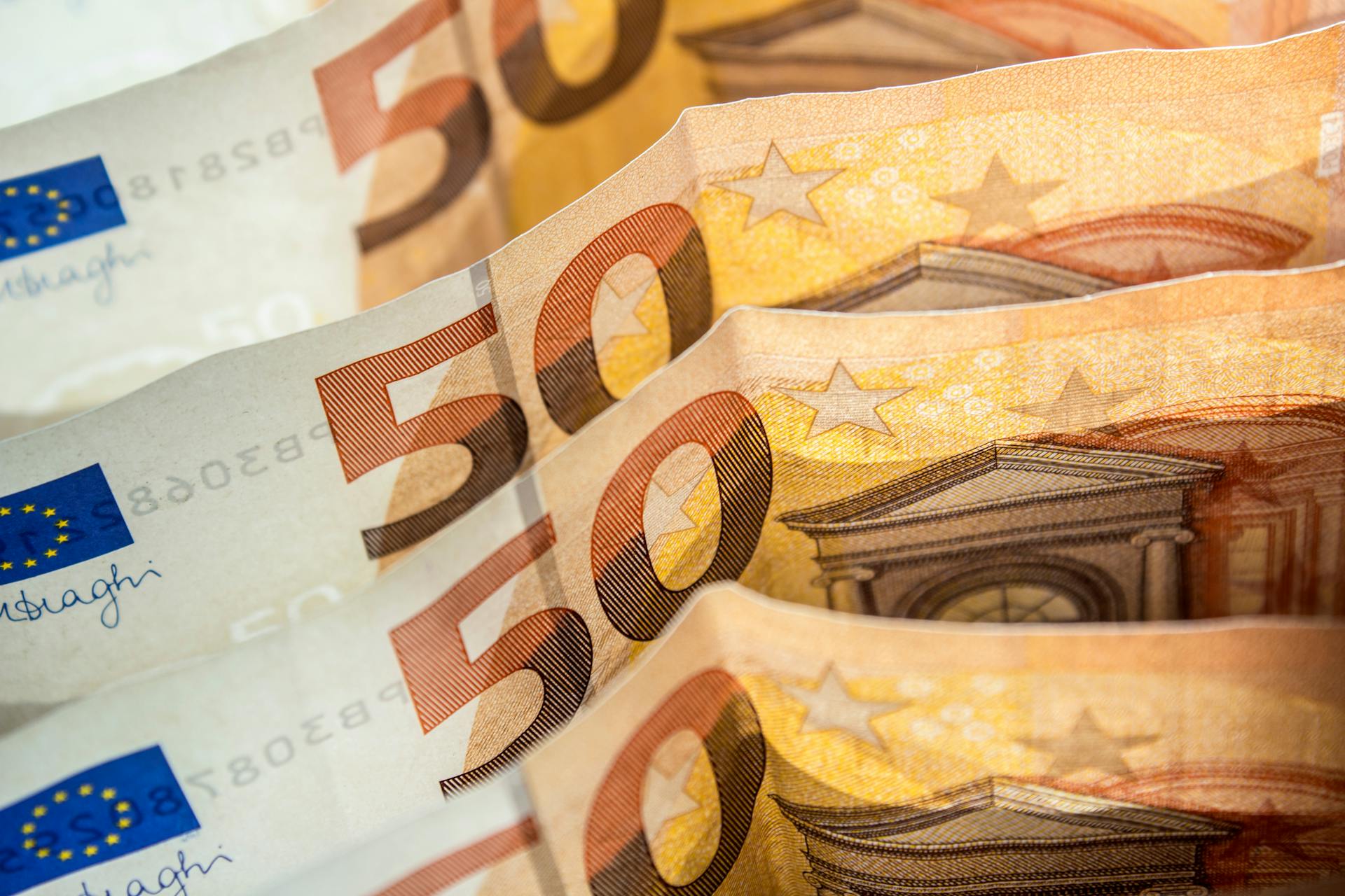 50-Euro-Scheine als Symbol für einen vollstreckten Unterhaltstitel.