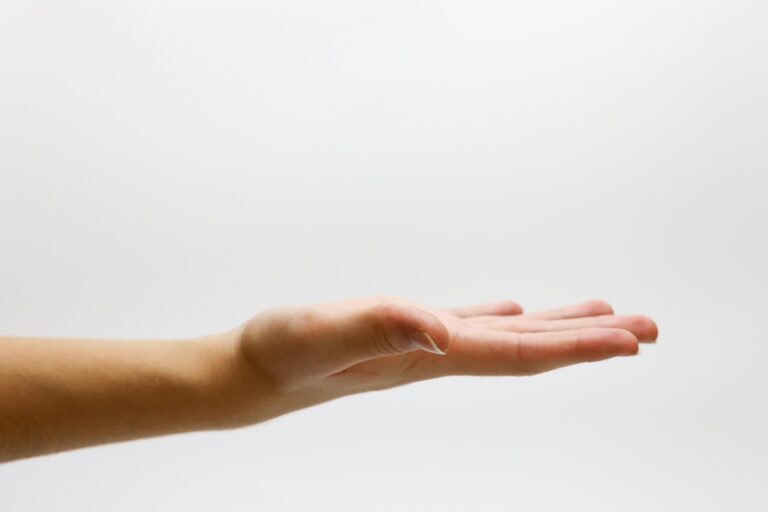 Eine offene Hand symbolisiert, dass durch Widerruf eine Schenkung rückgängig gemacht wird.