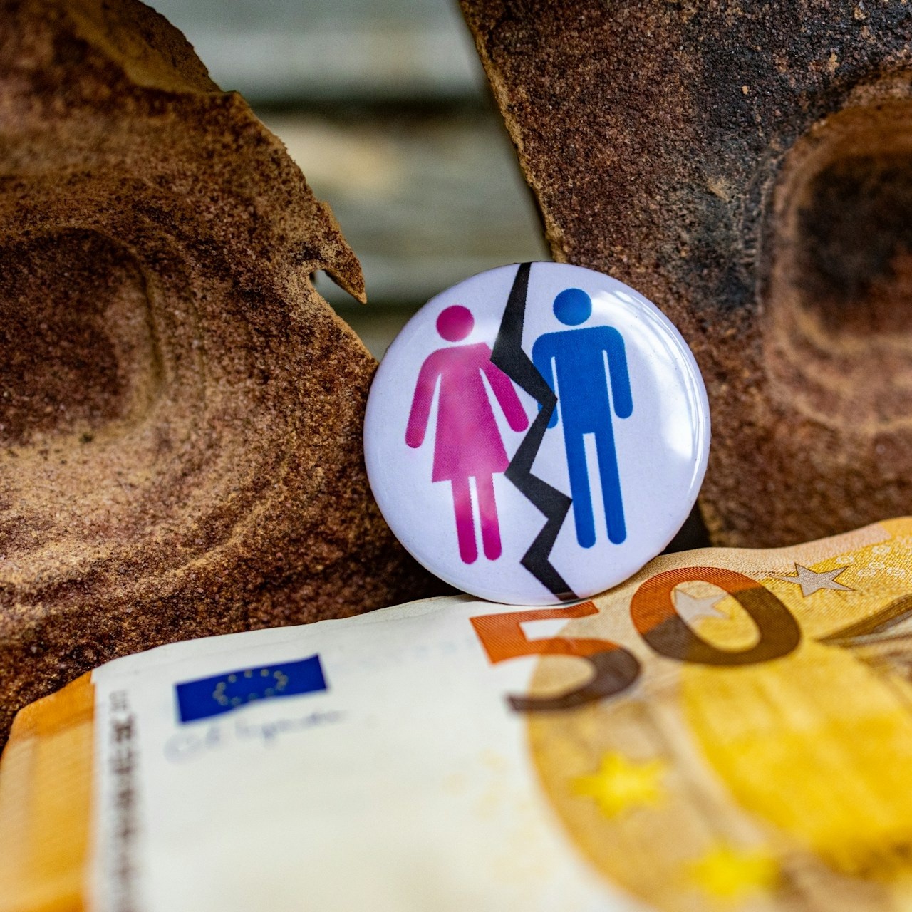 Nachehelicher Unterhalt kann teuer werden – hier ein Stapel 50 €-Scheine.