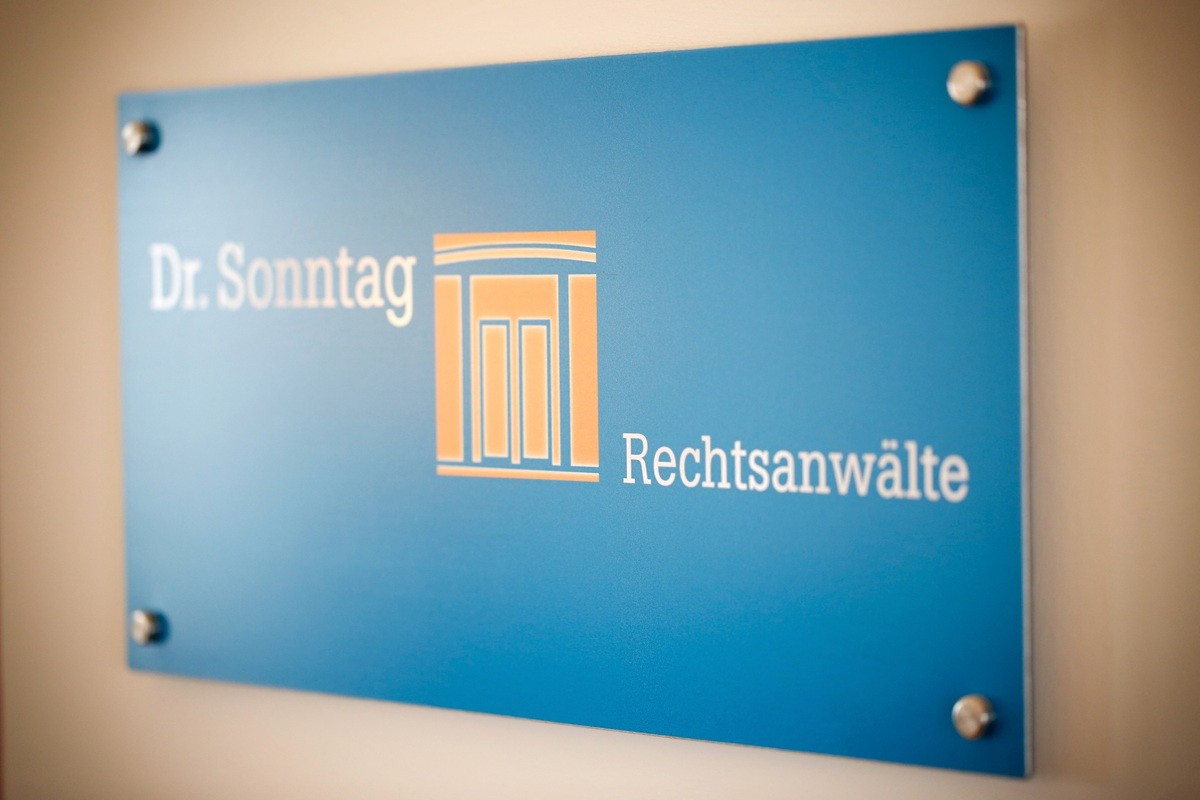 Firmenschild der Anwalts-Kanzlei Dr. Sonntag Rechtsanwälte