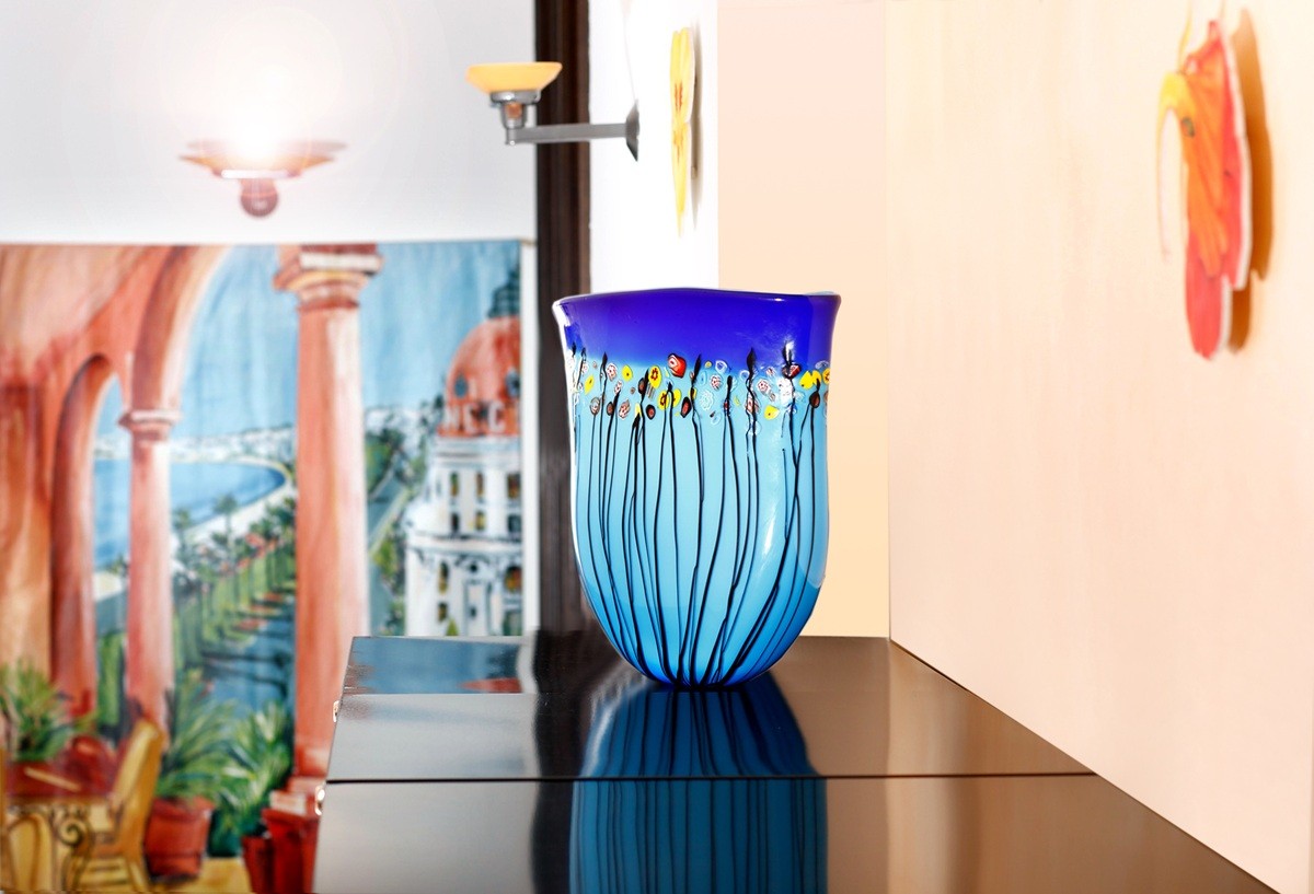 Vase auf einem Schrank in der Anwalts-Kanzlei Dr. Sonntag Rechtsanwälte