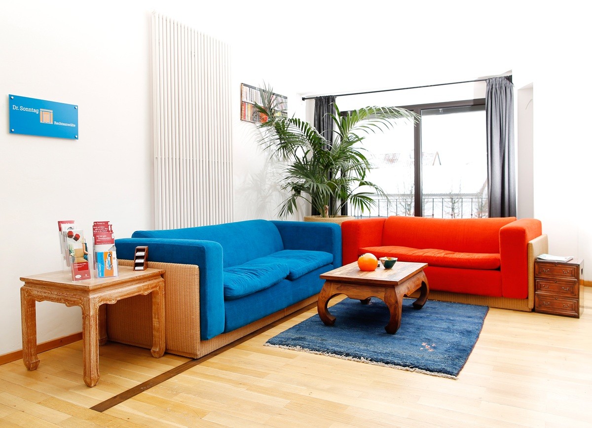 Bunte Sofas im Wartebereich der Anwalts-Kanzlei Dr. Sonntag Rechtsanwälte